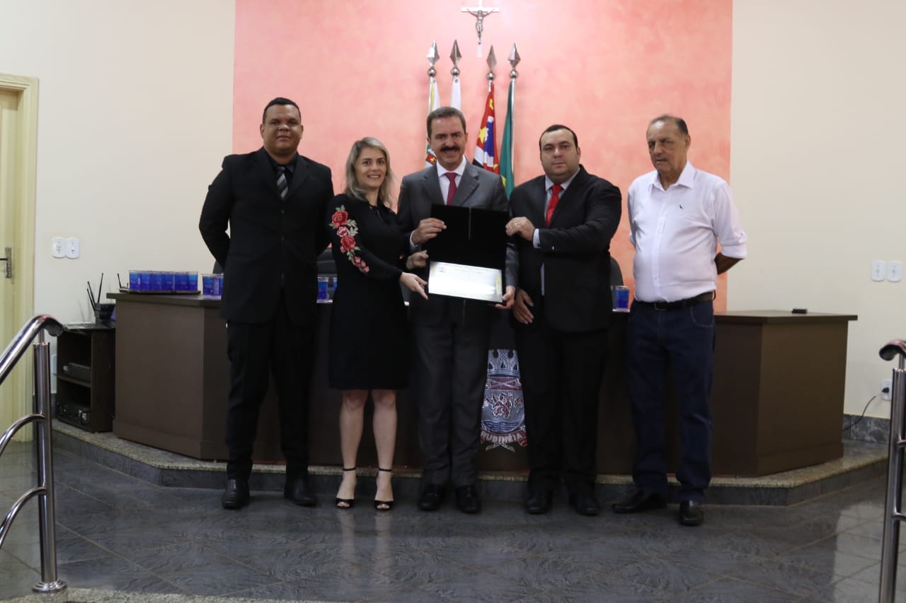 Itamar Borges recebe título de Cidadão Rubineiense  O Deputado Estadual Itamar Borges (MDB) foi homenageado, em sessão solene na Câmara Municipal de Rubineia, com o Título de Cidadão Rubineiense, neste sábado, 04 de agosto.  A homenagem ao parlamentar foi proposta pelos vereadores Viviane do Prado Bená (MDB) e Alex Olivo (MDB), com o apoio dos vereadores do município.  “Eu e o Alex Olivo decidimos dar o título ao Itamar devido às grandes verbas que ele têm proporcionado para o nosso município e que têm favorecido a nossa população. E pela ajuda que ele tem dado às cidades vizinhas que também nos favorecem”, disse  a vereadora Viviane.   Emocionado, o deputado agradeceu a honraria. “Há duas maneiras de pertencer a uma cidade, nascendo nela ou sendo adotado por ela. É uma grande honra me tornar também filho de Rubineia, essa cidade que sempre me recebeu com muito carinho”, afirmou.  Itamar também falou sobre seu trabalho na Assembleia Legislativa e as conquistas para Rubineia e para o distrito de Esmeralda durante seu mandato. O deputado destinou recursos e apoiou conquistas na saúde, habitação, infraestrutura, educação, agricultura esporte e social. Ele também é autor do Projeto de Lei que transformou Rubineia em Município de Interesse Turístico (MIT).  “Itamar para nós é ‘dentro da minha casa’, então esse título, principalmente, para mim, para Rubineia, para todo mundo aqui é uma honra. É um título merecido por tudo que ele tem feito por nossa região, por Rubineia. Nós temos de reconhecer o trabalho dele”, afirmou o prefeito Cidão.  “O Itamar Borges é um dos deputados mais atuantes aqui no nosso município. Ele sempre está presente”, completou Paulinho do Dito, presidente da Câmara de Vereadores.  Estiveram presentes na solenidade os prefeitos Alaor (Santa Rita) e a esposa Cristina, Tuquinha (Santa Albertina), Wair (Santa Clara), Maércio (Aparecida D’Oeste), o vice-prefeito Francis (Rubineia), o vereador José Bonfim (Aparecida D’oeste), os ex-vereadores Galo (Nova Canaã), Odair Boer (Santana da Ponte Pensa), Valdirzinho, presidente do MDB (Aspásia), Gediel, presidente do MDB (Jales), Marta Nascimento, presidente do MDB (Três Fronteiras), Luiz Marinheiro, presidente do PSC (Rubineia), Clayton, previdência de Rubineia, funcionários da Câmara, amigos, companheiros e lideranças da região.